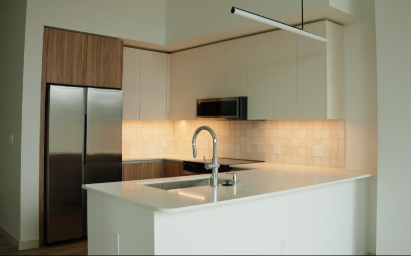 under cabinet lighting in kitchen